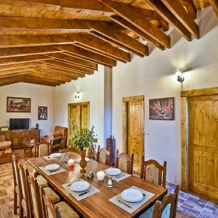 Anita 2 For 8 Persons With Pool بيت للعطل