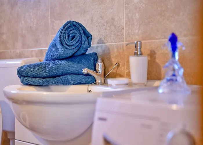 Anita 2 For 8 Persons With Pool بيت للعطل