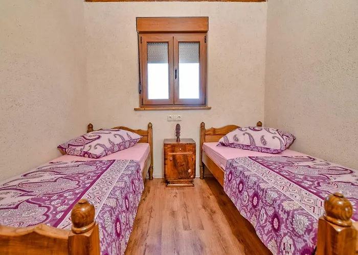 Anita 2 For 8 Persons With Pool بيت للعطل